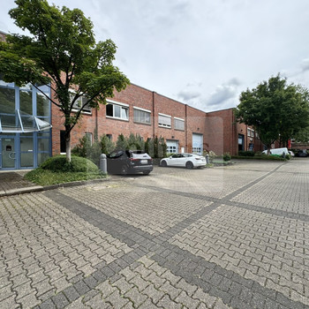 Lagerflächen im Industriepark Hilden | ebenerdig | LKW - Parkmöglichkeiten