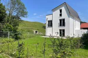 Nachhaltig wohnen & wohlfühlen – 6-Zimmer-Familienhaus mit Garten in Traunstein – Die vollständige Adresse der Immobilie erhältst du vom Anbieter., 83278 Traunstein – Vorschaubild 1
