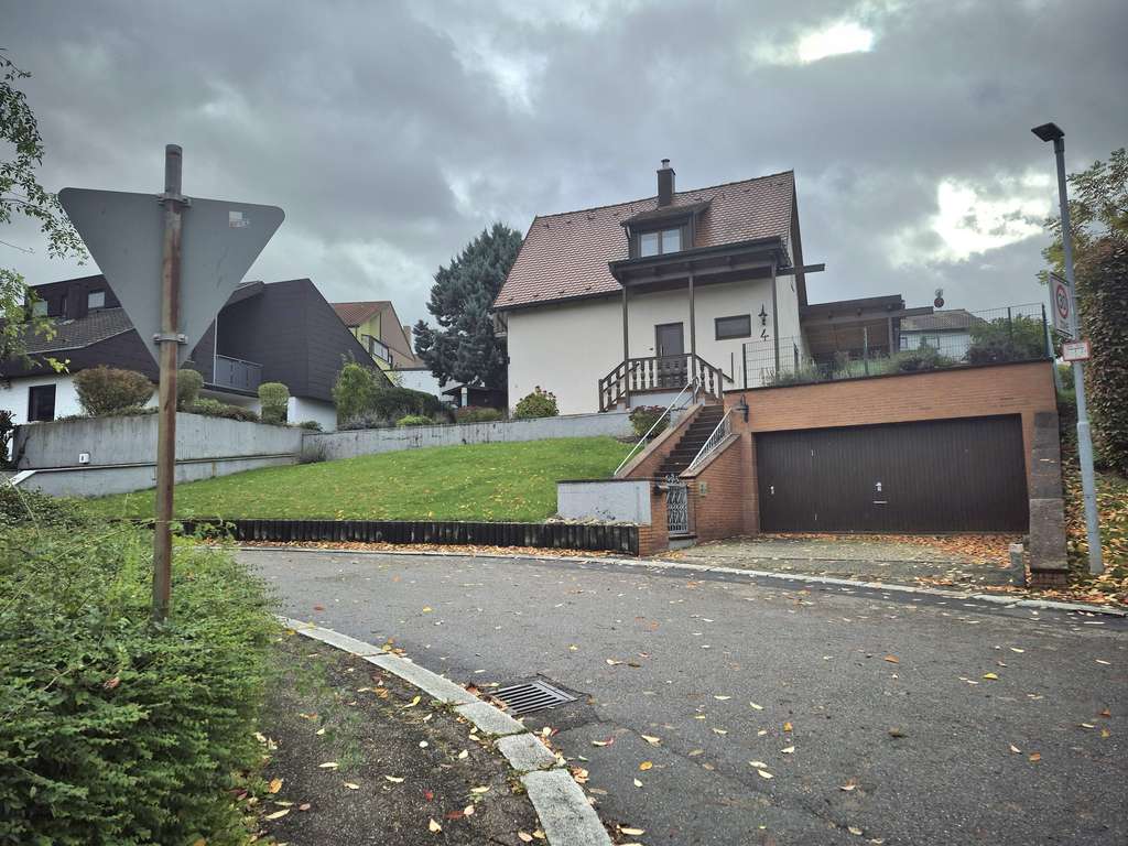 Gepflegtes Wohnhaus mit Wintergarten und PKW-Doppelgarage