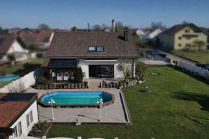 Großzügiges Einfamilienhaus mit 325 m² Wohnfläche, Wintergarten, Pool und Doppelgarage auf 980 m – Die vollständige Adresse der Immobilie erhältst du vom Anbieter., 89278 Nersingen – Vorschaubild 1