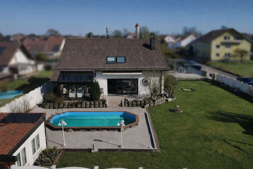Immobilie in Nersingen - Großzügiges Einfamilienhaus mit 325 m² Wohnfläche, Wintergarten, Pool und Doppelgarage auf 980 m - Bild 0