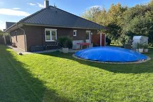Junger Bungalow, zwei Terrassen, Außenpool und ein eingewachsenes, pflegeleichtes Grundstück – Die vollständige Adresse der Immobilie erhältst du vom Anbieter., 24232 Schönkirchen – Vorschaubild 2