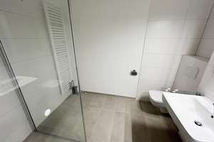 Erstbezug: Helle 3 Zimmer mit Balkon, Einbauküche, Echtholz-Parkett, Bad mit Walk-In-Dusche, Aufzug – Biklenstraße 10, 70327 Untertürkheim (Ortsteil), Stuttgart – Vorschaubild 8