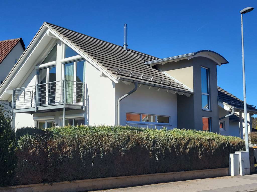 Immobilie in Nufringen - Wohlfühlen leicht gemacht - Freistehendes Einfamilienhaus mit sonnigen Terrassen und Balkonen - Bild 3