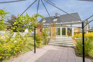 Hochwertiges Einfamilienhaus mit beheiztem Wintergarten und schönem Garten in familiärer Umgebung