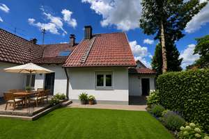 **Schicke, hochwertig ren. DHH mit toller EBK, schönem Garten u. Garage, Hallbergmoos (S8)**