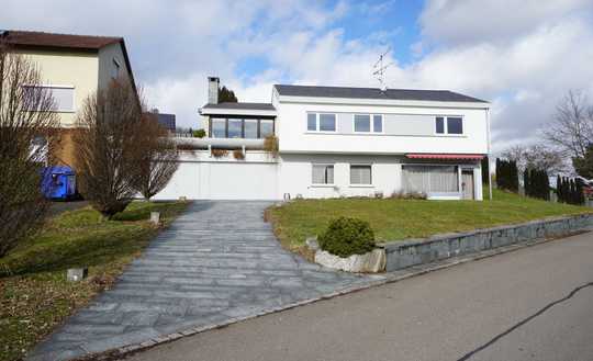 Freistehendes, geräumiges Einfamilienhaus mit 2 Garagen und Pkw-Stellplatz