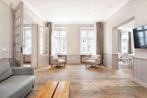 Nahe Rosa-Luxemburg-Platz: 4 Zimmer Altbau-Wohnung, 2 Bäder, elegant und aufwendig saniert – Schönhauser Allee 185, 10119 Prenzlauer Berg, Berlin – Vorschaubild 1