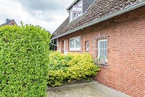 Naturnah wohnen: Zweifamilienhaus mit viel Platz und großem Gestaltungsspielraum – Die vollständige Adresse der Immobilie erhältst du vom Anbieter., 26441 Jever – Vorschaubild 2