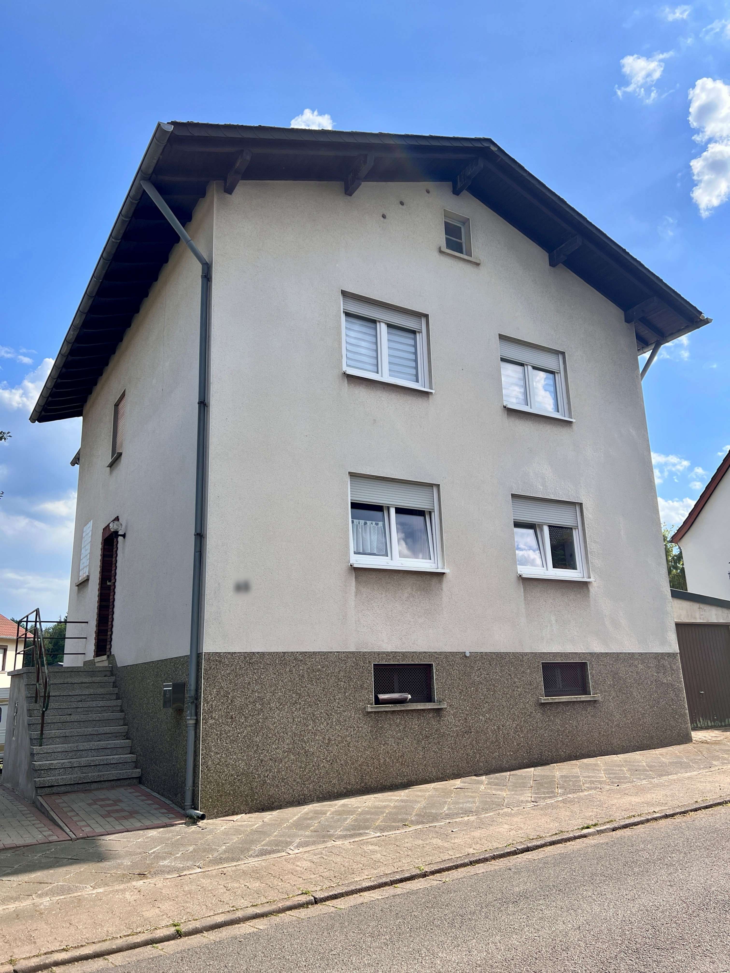 Freistehendes Zweifamilienhaus mit Potenzial in Ottweiler, Neunkirchen Kreis – Bild 1