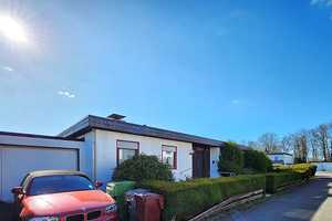 = H = FREISTENDES BUNGALOW MIT GARAGE IN EXCELLENTER GRÜN-LAGE! = H = – Oberbergischer Kreis – Vorschaubild 1