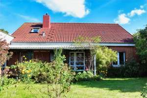 Familienhaus mit Einliegerwohnung, 2 Garagen und Nebengebäude! – Die vollständige Adresse der Immobilie erhältst du vom Anbieter., 25764 Wesselburen – Vorschaubild 1