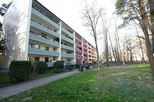 Hell, grün und ruhig mit großer Loggia und Einbauküche, ab 1.7. frei!