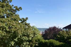 Im Grünen, mit Blick auf die Stadt
