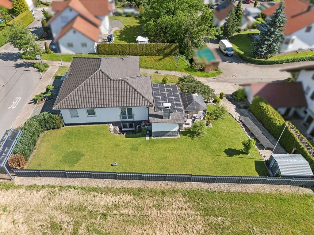 Immobilie in Mietingen - Modernes Einfamilienhaus mit Wintergarten, Wellnessbereich und großem Grundstück in Mietingen - Bild 1