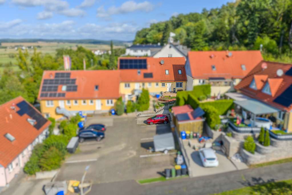 Immobilie in Weimar (Lahn) - ++ KRAG Immobilien ++ Kompaktes Familienhaus mit Terrasse, Freisitz, Garten und viel Nutzfläche - Bild 2