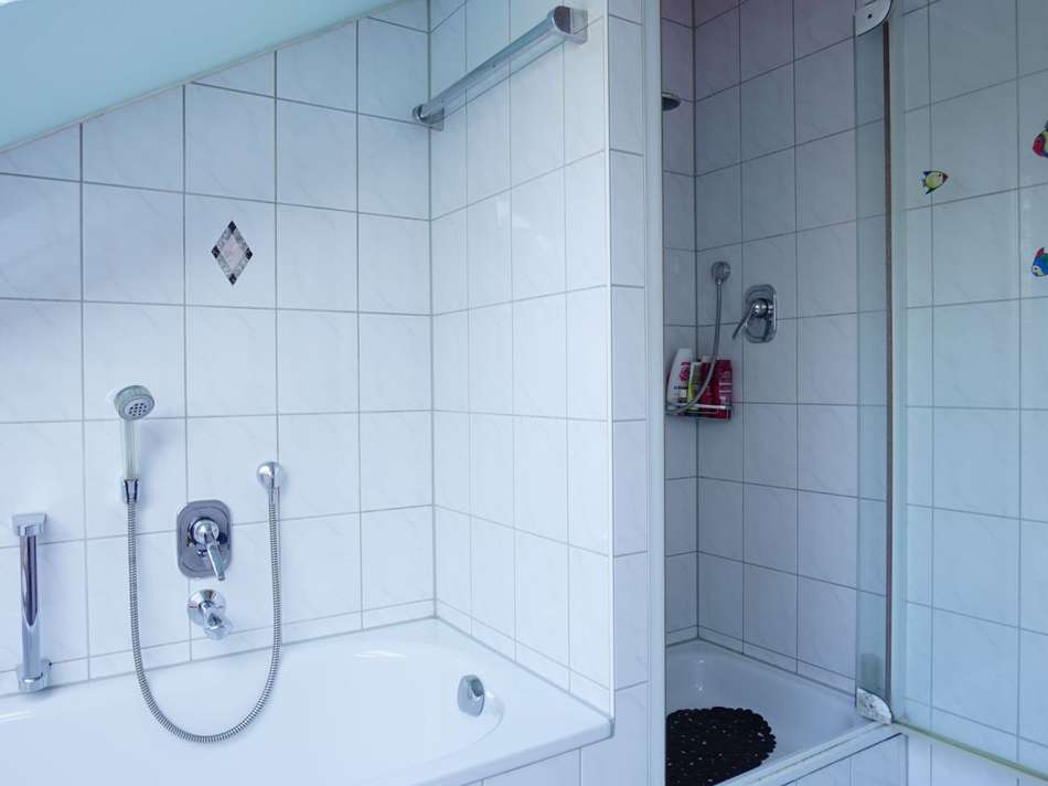 Bad mit Dusche und Wanne