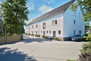 NEUBAU ERSTBEZUG: Perfekt aufgeteiltes RMH in herrlicher Lage - zwei Stellplätze - Energie A+