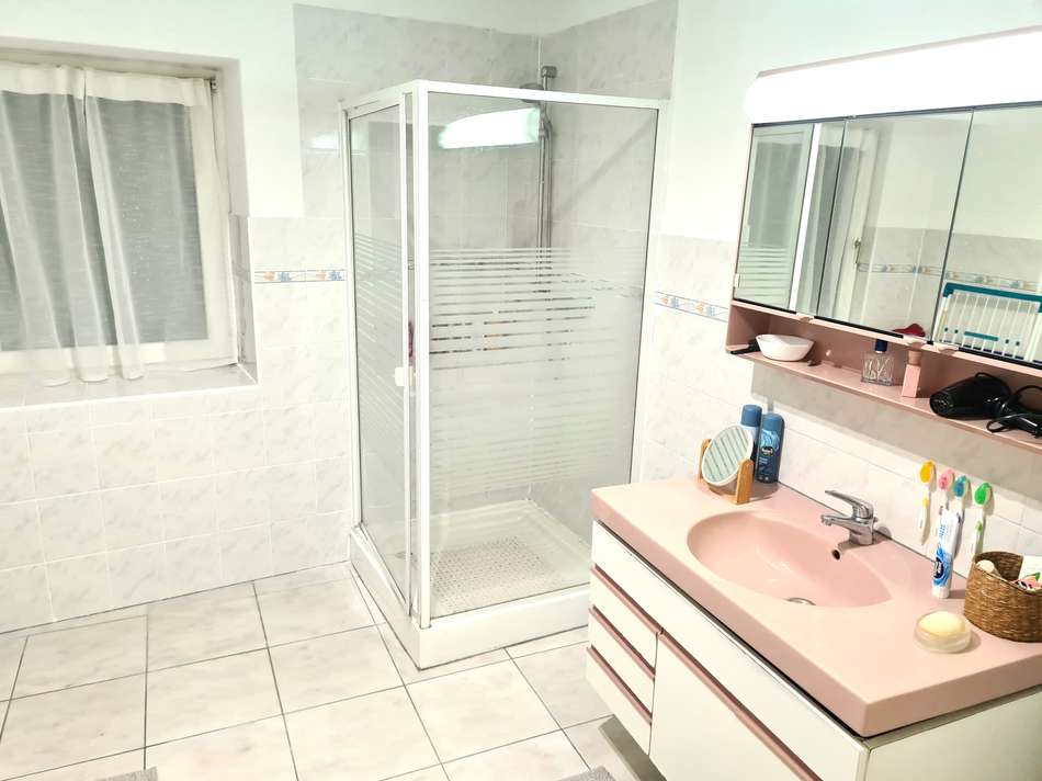 Dusche und Handtuchheizkörper