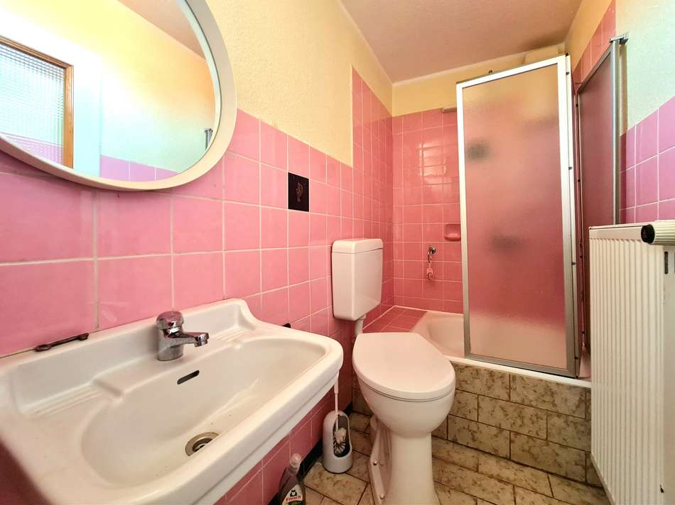 Bad neben Schlafzimmer, OG