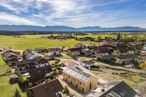 Chalet trifft Purismus: Familiengerechtes Eckhaus mit attraktiver Ausstattung zum Erstbezug – Warngauer Straße 6, 83666 Waakirchen – Vorschaubild 2