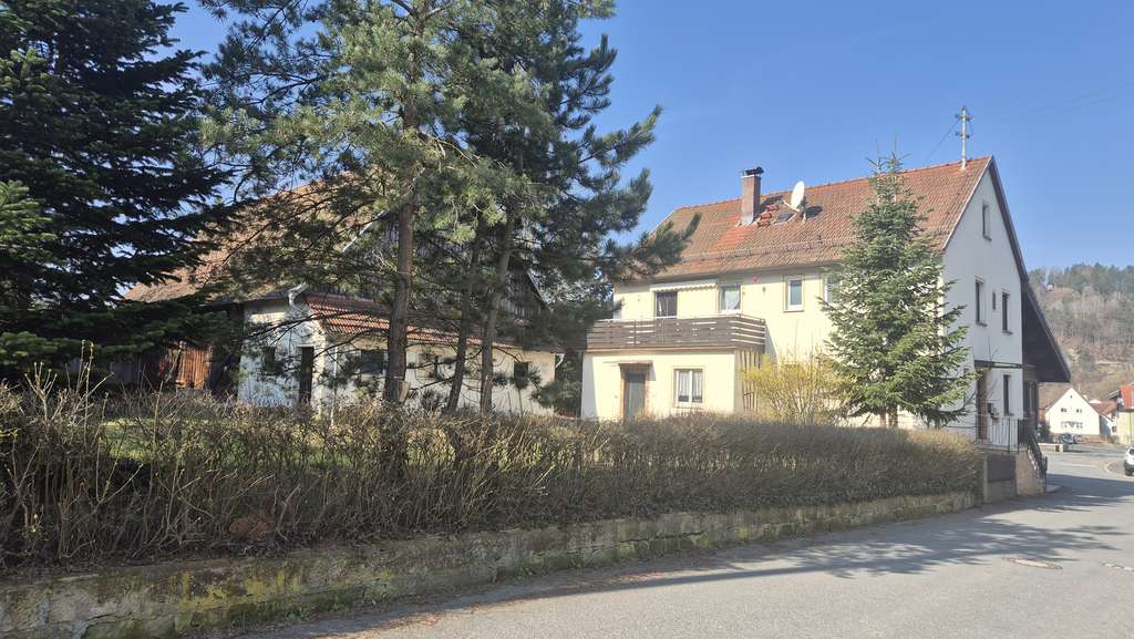 Immobilie in Marktrodach - Großzügiges Wohnhaus mit großer Scheune, Garagen und Garten - Bild 1