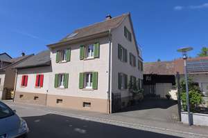 Haushälfte mit EBK, 3 Bäder, Scheune, Garage...