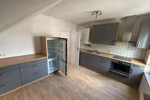 2,5 Zimmer Dachgeschoss-Wohnung in Krefeld-Fischeln - Küche inklusive – Die vollständige Adresse der Immobilie erhältst du vom Anbieter., 47807 Fischeln, Krefeld – Vorschaubild 2