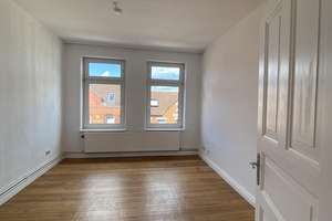 Sofortbezug! Helle 5-Zimmer-Altbauwohnung m. Balkon über den Dächern von Kiel zu kaufen. – Die vollständige Adresse der Immobilie erhältst du vom Anbieter., 24114 Südfriedhof, Kiel – Vorschaubild 3