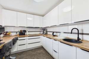 Wohnen mit Komfort: Hochwertige 4-Zimmer-Wohnung mit Einbauküche, Balkon & Garage in Regensburg! – Die vollständige Adresse der Immobilie erhältst du vom Anbieter., 93057 Reinhausen, Regensburg – Vorschaubild 3