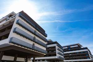 Möblierte Komfort XL-Apartments mit Balkon im "CAMPUS VILLAGE Neu-Ulm" – Von-Hünefeld-Straße 28-43, 89231 Neu-Ulm – Vorschaubild 2