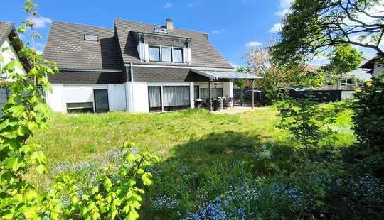 Bild von Großes gepflegtes Haus auf einem Eckgrundstück