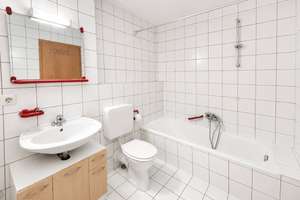 Ruhig wohnen, stadtnah leben – 2-Zimmer-Wohnung mit Dachloggia und Tiefgaragenstellplatz – 97080 Versbach, Würzburg – Vorschaubild 9