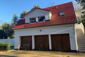 Wohnen mit besonderem Platzangebot – Kutscherhaus mit 3 Garagen und Garten