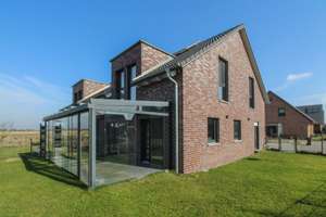 Familienoase vor Sylt: Moderne KfW-40 Doppelhaushälfte mit Wintergarten in Klanxbüll – Die vollständige Adresse der Immobilie erhältst du vom Anbieter., 25924 Klanxbüll – Vorschaubild 2