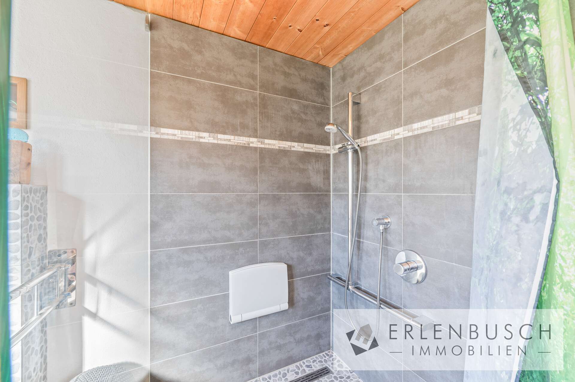 Immobilie in Kaisersbach - Großzügiges Zweifamilienhaus mit weitläufigem Grundstück und Entwicklungspotenzial - Bild 4