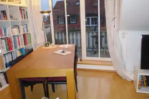 Kleine Anlage, Parkett, 2 Blk, EBK, Bad Fenster, Dusche, Wanne. – Dahlienstr. 11, 80935 München – Vorschaubild 4