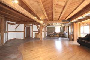 Holz, Wärme, Wohlgefühl – Aussergewöhnliche 4-Zimmer-Wohnung mit Kachelofen und zwei Balkonen – Die vollständige Adresse der Immobilie erhältst du vom Anbieter., 72149 Neustetten – Vorschaubild 4