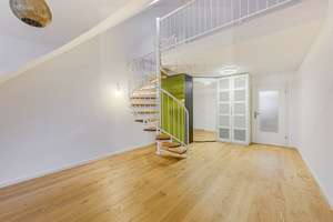 Über den Dächern Bogenhausens: Exklusive Galerie-Wohnung mit Loft-Flair und Balkon