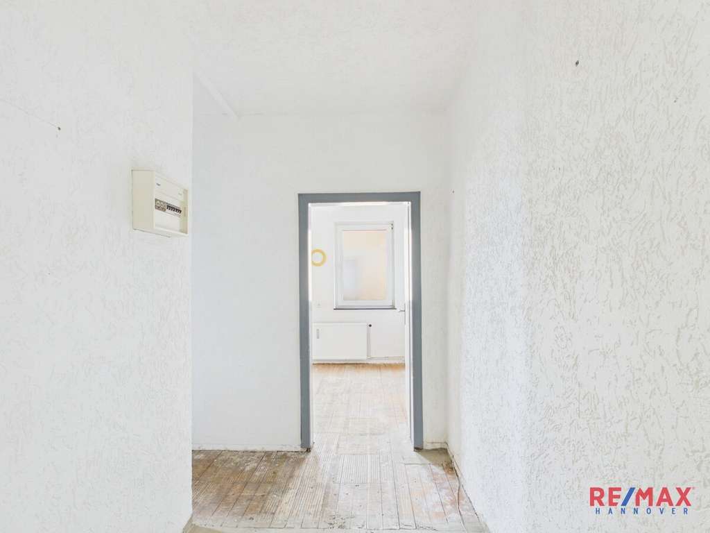 Immobilie in Lehrte - Zentral in Lehrte: Sanierungsbedürftiges Mehrfamilienhaus in Bahnhof-Nähe! - Bild 1