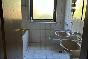 Große Doppelhaushälfte mit Einfamilienhauscharakter zum sofortigen Bezug – Die vollständige Adresse der Immobilie erhältst du vom Anbieter., 71665 Vaihingen an der Enz – Vorschaubild 4