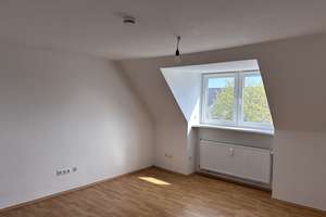 Dachgeschoßwohnung mit drei Zimmern und EBK in Lübeck
