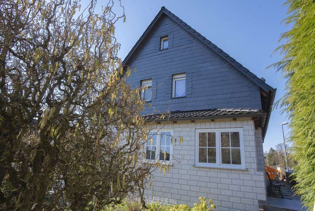 Immobilie in Driedorf - Sehr gepflegtes EFH/ZFH mit WDVS, 2 Garagen im Haus und Garten. Käuferprovisionsfrei! - Bild 1