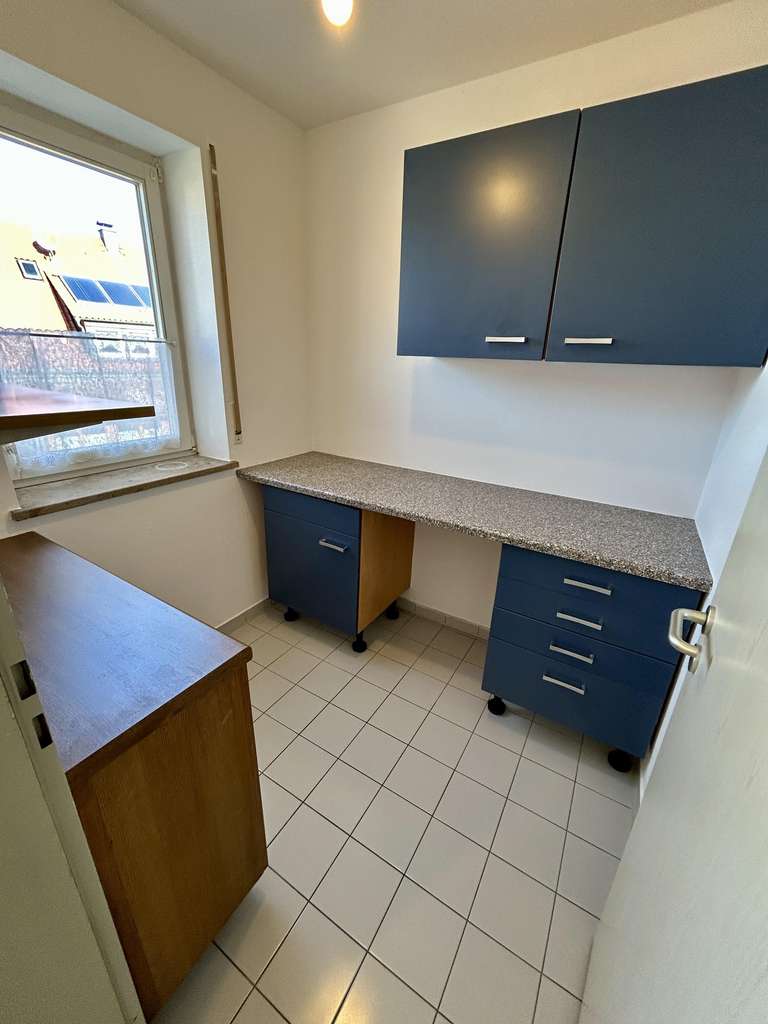 Immobilie in Burgau - Freundliche, helle Etagenwohnung mit Sonnenbalkon & TG-Stellplatz  - Bild 3