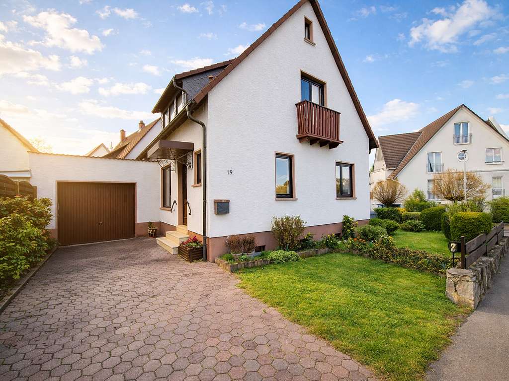 Immobilie in Alzenau - Seltene Gelegenheit in Wasserlos: Freistehendes Haus auf Eckgrundstück mit großem Entwicklungspote - Bild 1