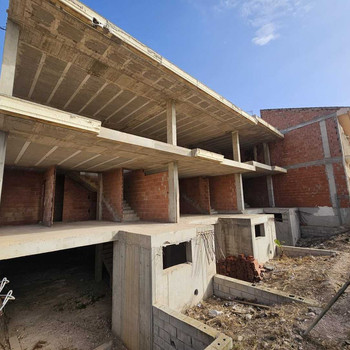 TRIPLEX IM BAU IM ZENTRUM VON FUENTE ÁLAMO