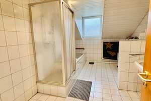 Gemütliche Dachgeschosswohnung mit Einbauküche! – Gibber Straße 31, 65203 Wiesbaden – Vorschaubild 6