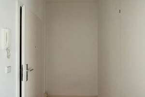 Single-Apartment mit EBK, tollem Balkon und Wannenbad - nur für EINE Person! – Stendaler Straße 45, 12627 Hellersdorf, Berlin – Vorschaubild 5