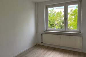 Familienwohnung mit Balkon und Blick ins Grüne  – Richard-Paulick-Straße 15, 6124 Südliche Neustadt, Halle (Saale) – Vorschaubild 2