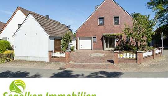 Bild von Ein- bis Zweifamilienhaus mit zwei Garagen, Carport und großem Garten